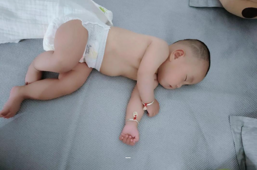 柳林宝宝先长上牙还是下牙